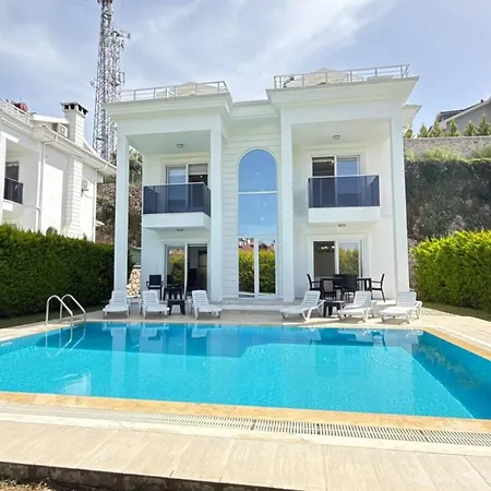 Modern 4 Bedroom فيلة