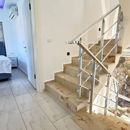 Villa Modern 4 Bedroom *