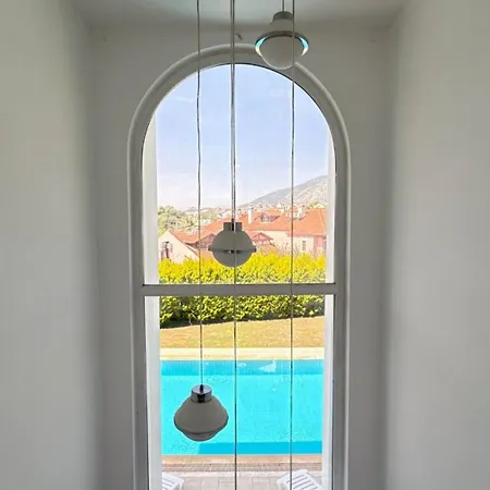 Modern 4 Bedroom Villa *